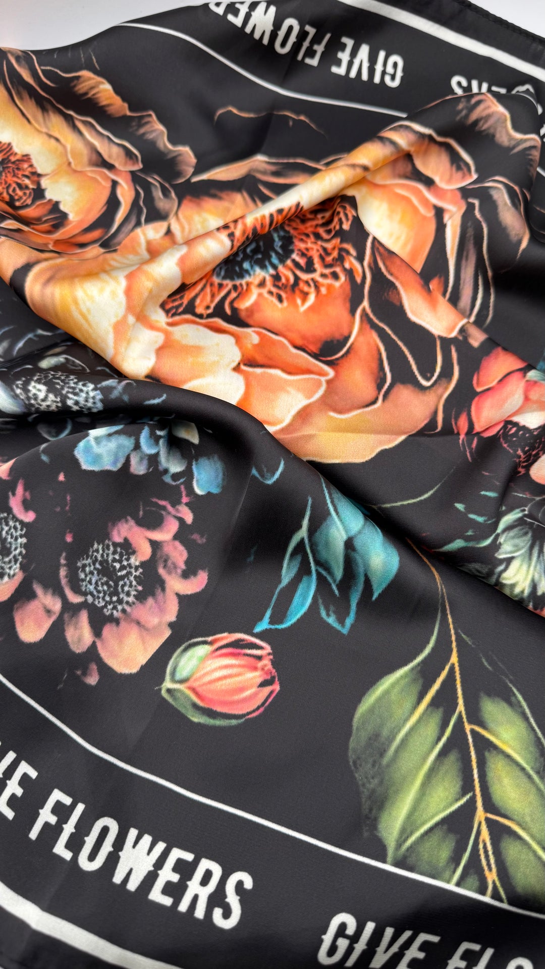 GIVE FLOWERS SCARF